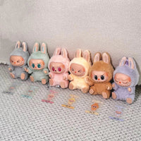 Inflatable pool with colorful underwater design and孩子们在户外玩耍的图片